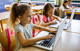 enfants école primaire travaillent sur ordinateur