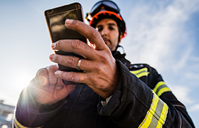 pompier utilise un smartphone