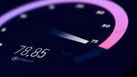 Test velocità internet 78.85 Mbps su sfondo scuro - indicatore di download